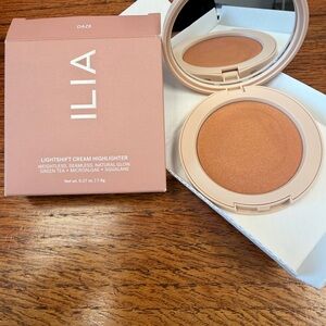 ILIA Lightshift Cream Highlighter in Peach Daze